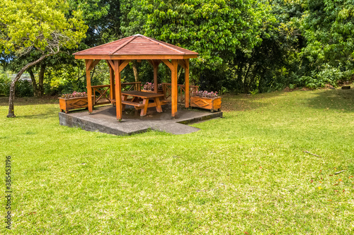 Kiosque public pour le pique-nique à Bois-Blanc, île de la Réunion 