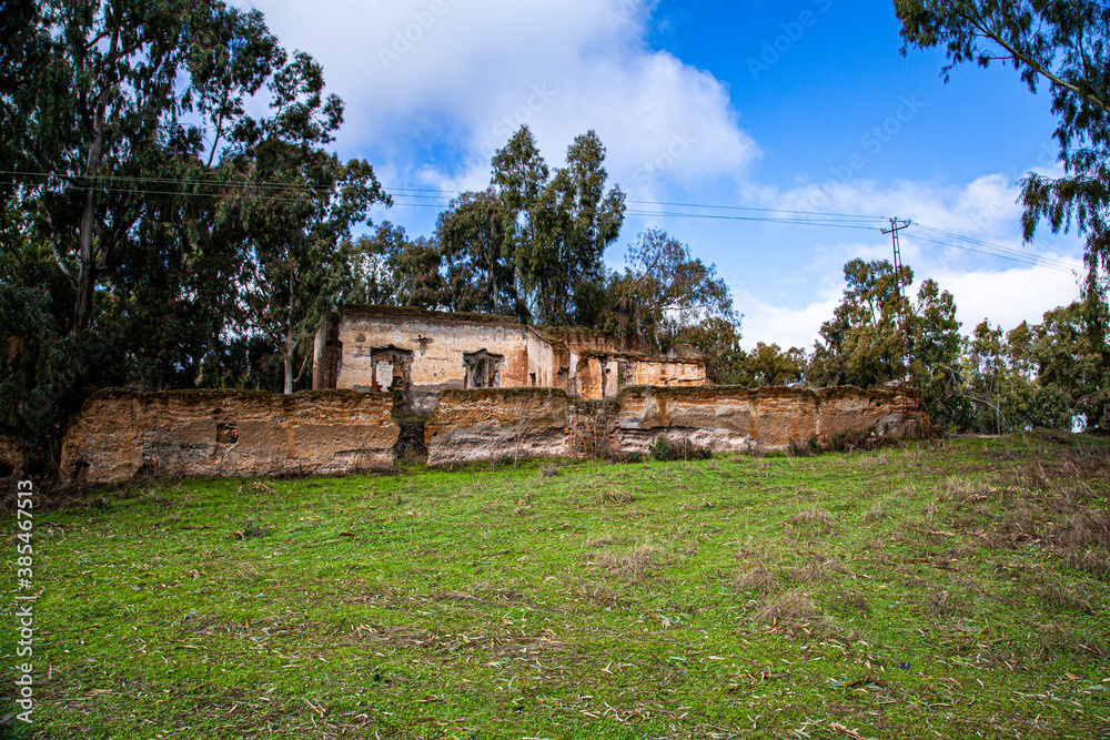 Casa abandonada con muros en ruinas y rodeada por arboles Casa abandonada con muros en ruinas y rodeada por arboles
