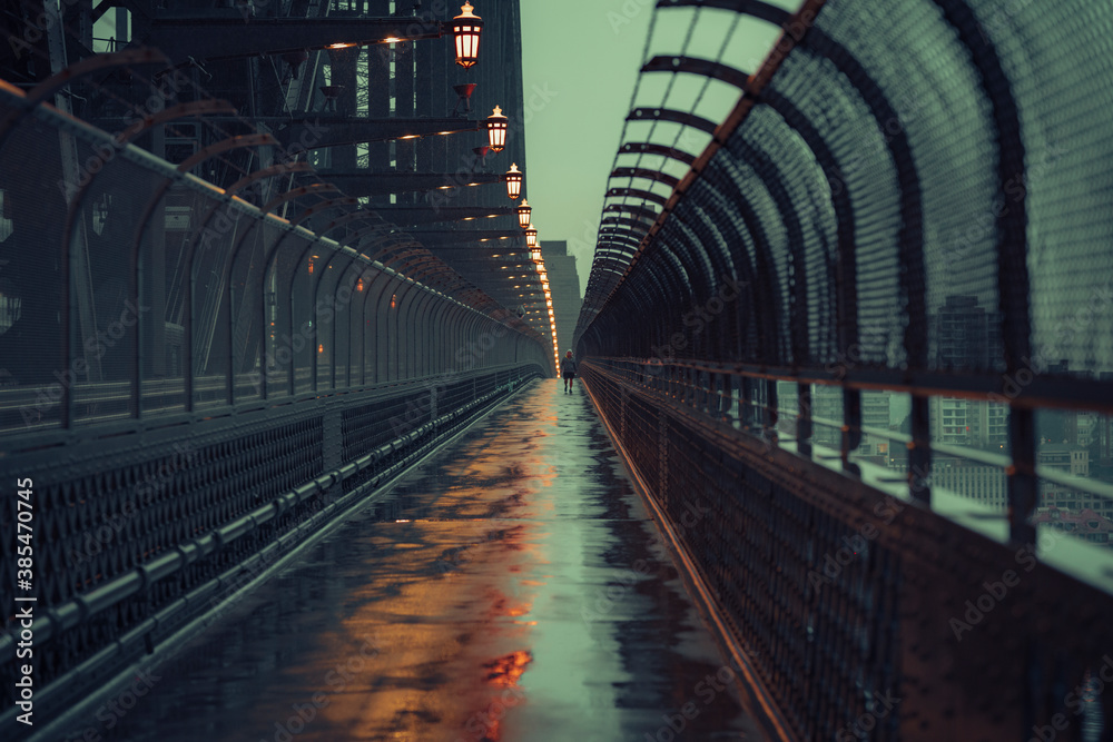 Obraz premium Walking along a bridge at night