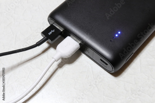 Black mobile battery and cable / 黒いモバイルバッテリー(ケーブル付き)(アップ)