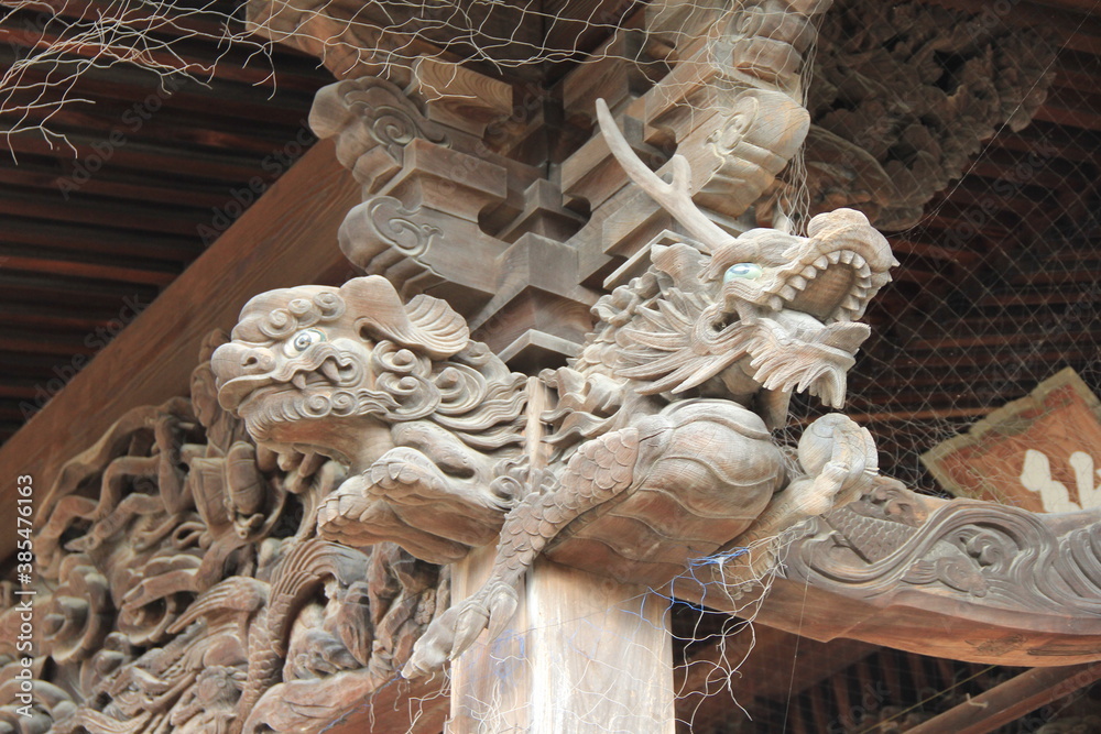 神社仏閣建築の木鼻に据えられた、木彫の龍と獅子 Stock Photo | Adobe Stock