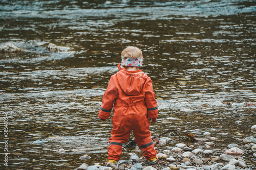 Kinder im Herbst am Fluss und in der Natur