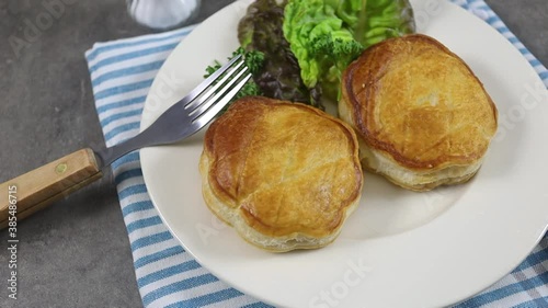 feuilletés au fromage dans une assiette photo