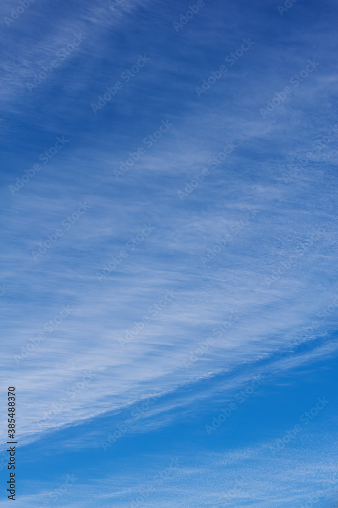 綺麗に伸びた薄い筋雲の青空