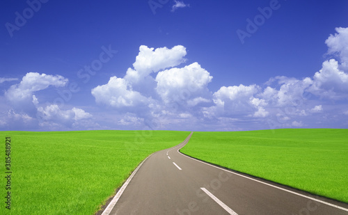 草原の道と雲