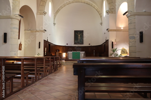 Intérieur de l'église catholique Saint Jean Baptiste dans Allan, ville de Allan, département de la Drôme, France