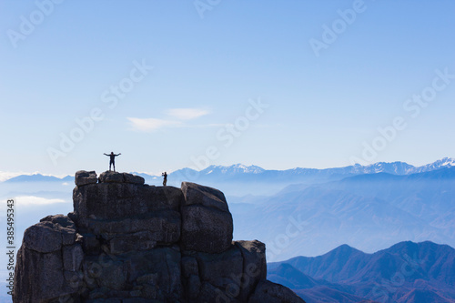秋の金峰山山頂の五丈岩に立つ人