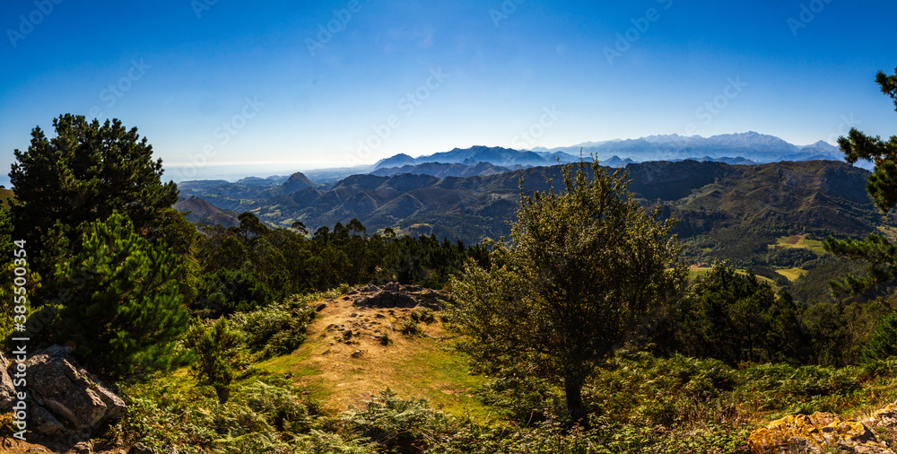 Panoramica de las vistas des de lo alto de las montañas de la costa asturiana