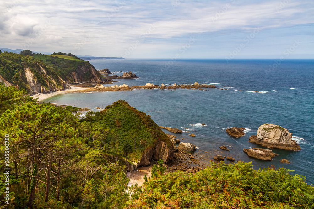 Paisaje con los acantilados y playas de la costa asturiana