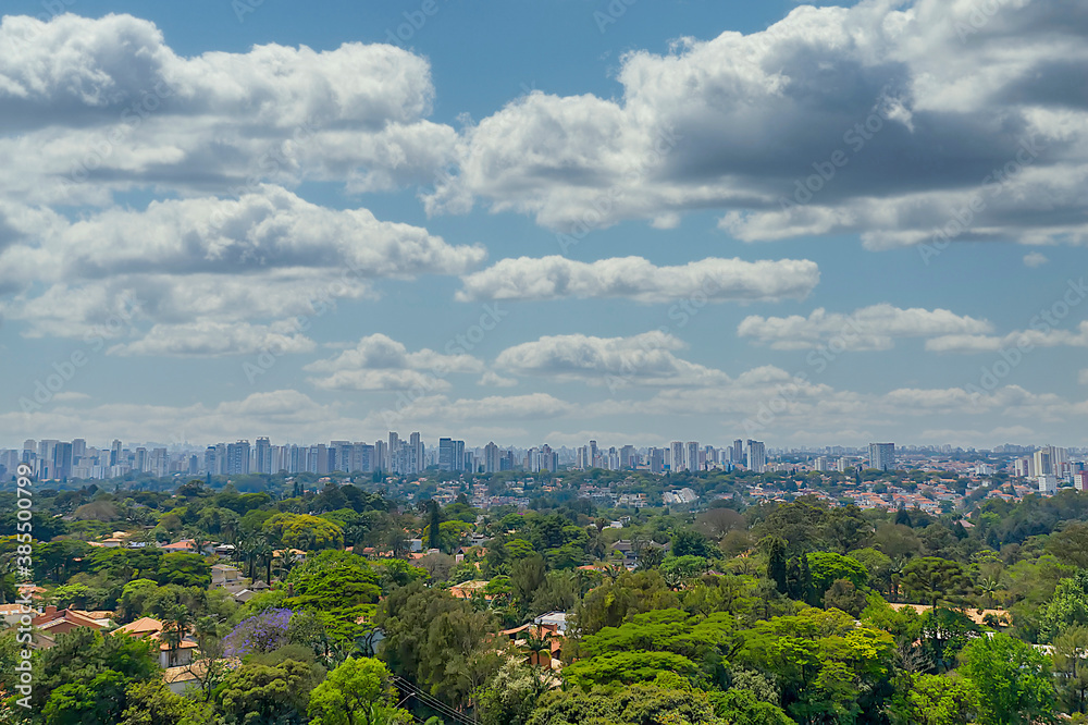 Skyline de São Paulo, com bairro residencial em primeiro plano e cidade ao fundo
