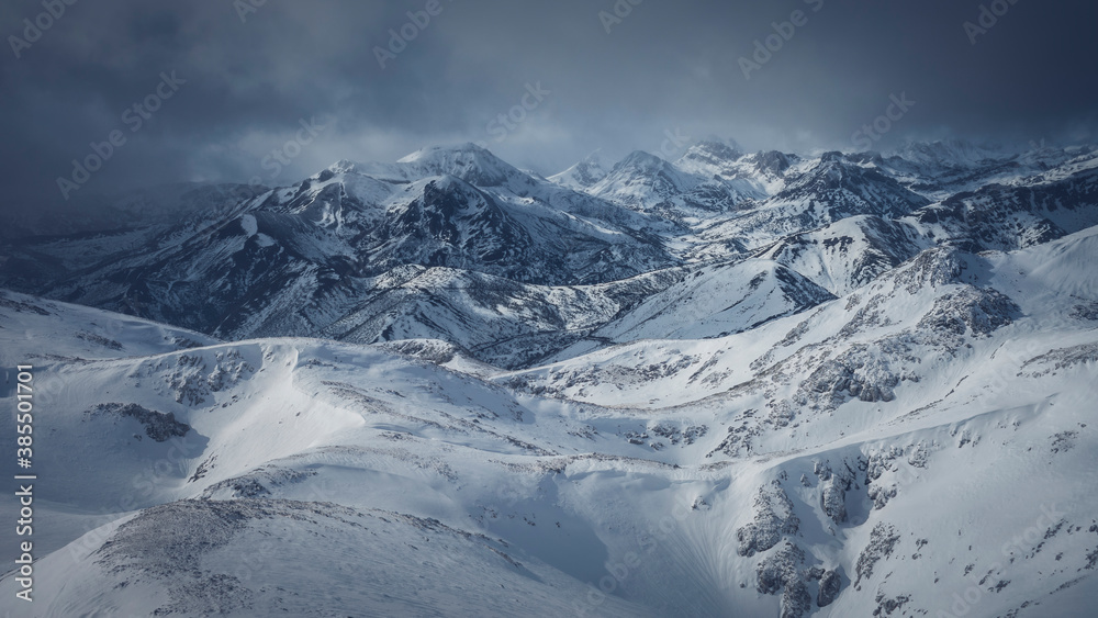 Obraz premium Las montañas nevadas. 