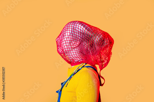 Fotografia Studio shot portait of young woman wrapped on ecological bag - Young female rais