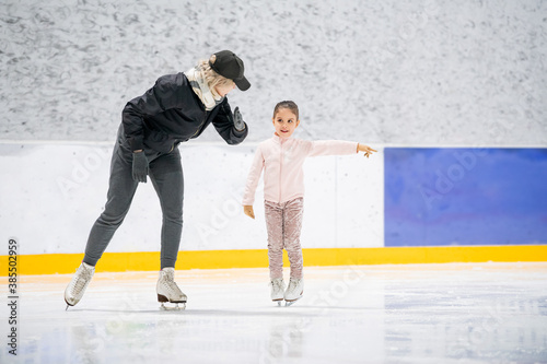 Canvastavla small skater on the ice communicates with coach.