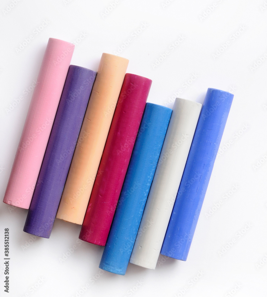Barras de pastel de varios colores en fondo blanco Barras de pastel de varios colores en fondo blanco