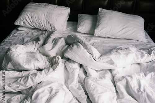 Canvastavla Unmade empty bed with white linens