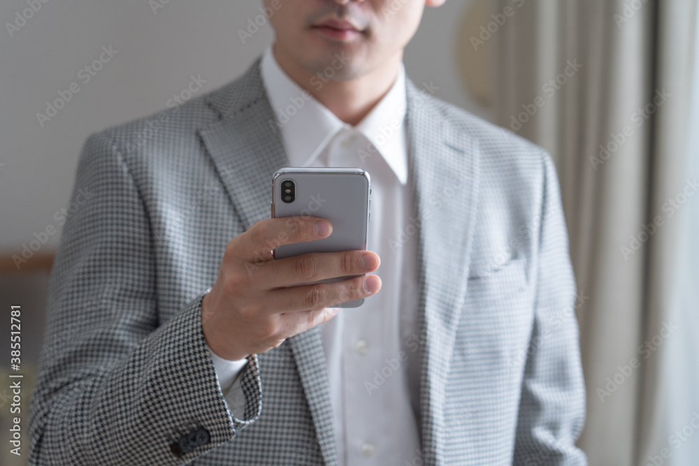 携帯を操作する男性
