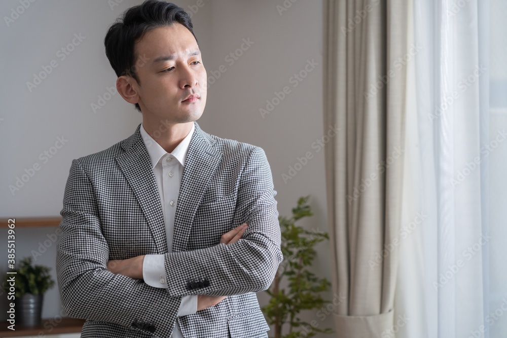 考える日本人男性 考える日本人男性