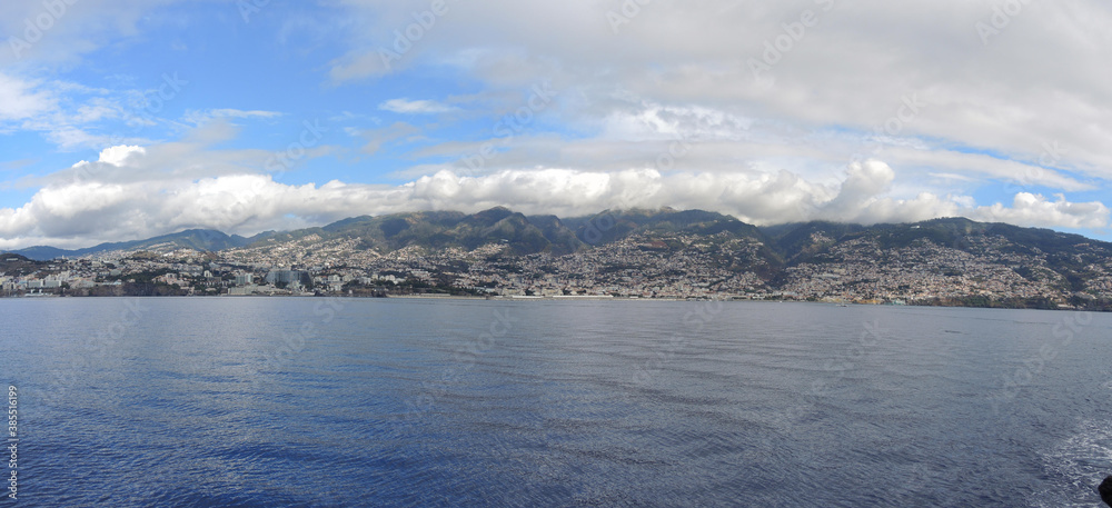 Funchal auf Madeira, Anblick vom Meer aus