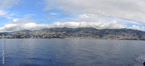 Funchal auf Madeira, Anblick vom Meer aus