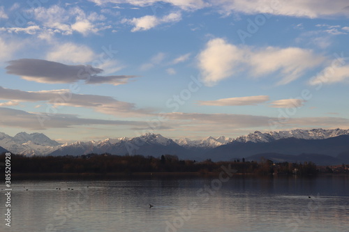 Vista sulle Alpi dal lago di Varese