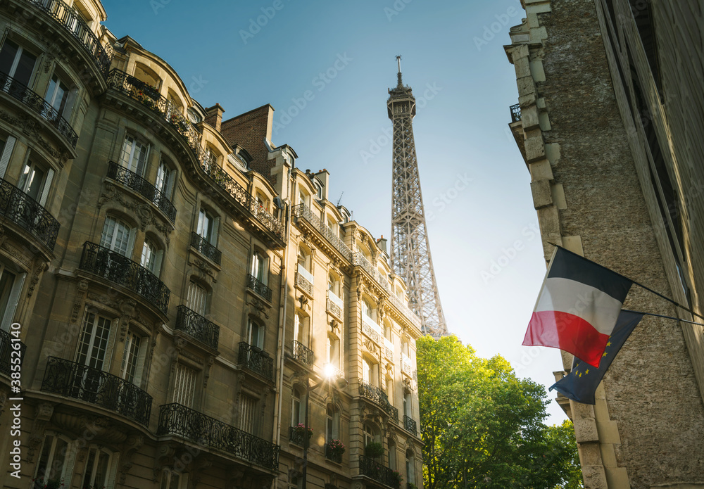 Fototapeta premium building in Paris near Eiffel Tower