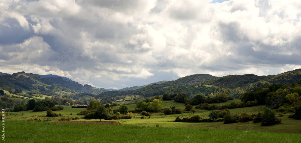 Paysage nuageux Ariège campagne de France - tourisme rural voyage aventure