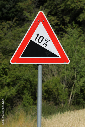 Traffic signs attention 10 percent gradient