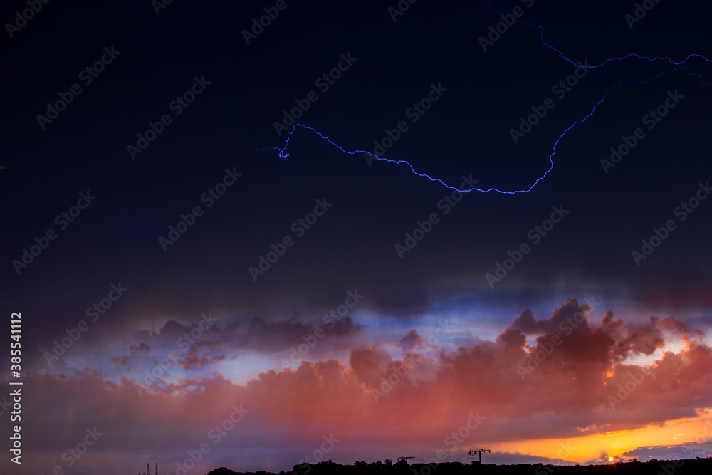 Tormenta de rayos durante el atardecer Tormenta de rayos durante el atardecer