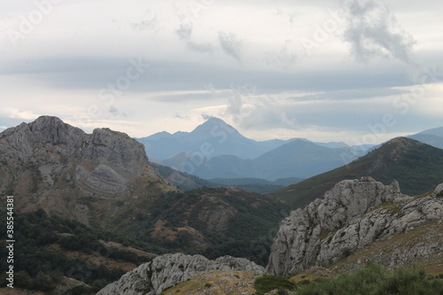 ESPIGÜETE Amanecer de verano en la Montaña.