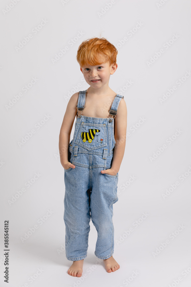 Rothaariger Junge mit Latzhose Rothaariger Junge mit Latzhose