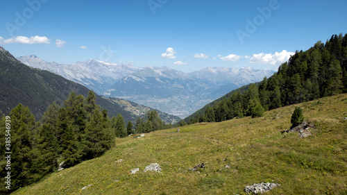 Vue de montagne en été en Suisse