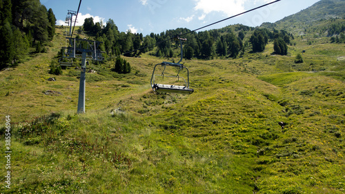 Vue rapprochée d'un télésiège en été dans les montagnes suisses