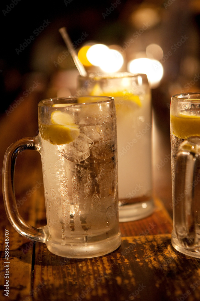 居酒屋のカウンターに置かれたレモンサワー