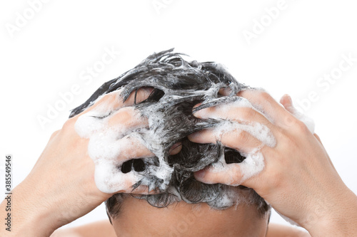髪を洗う男性