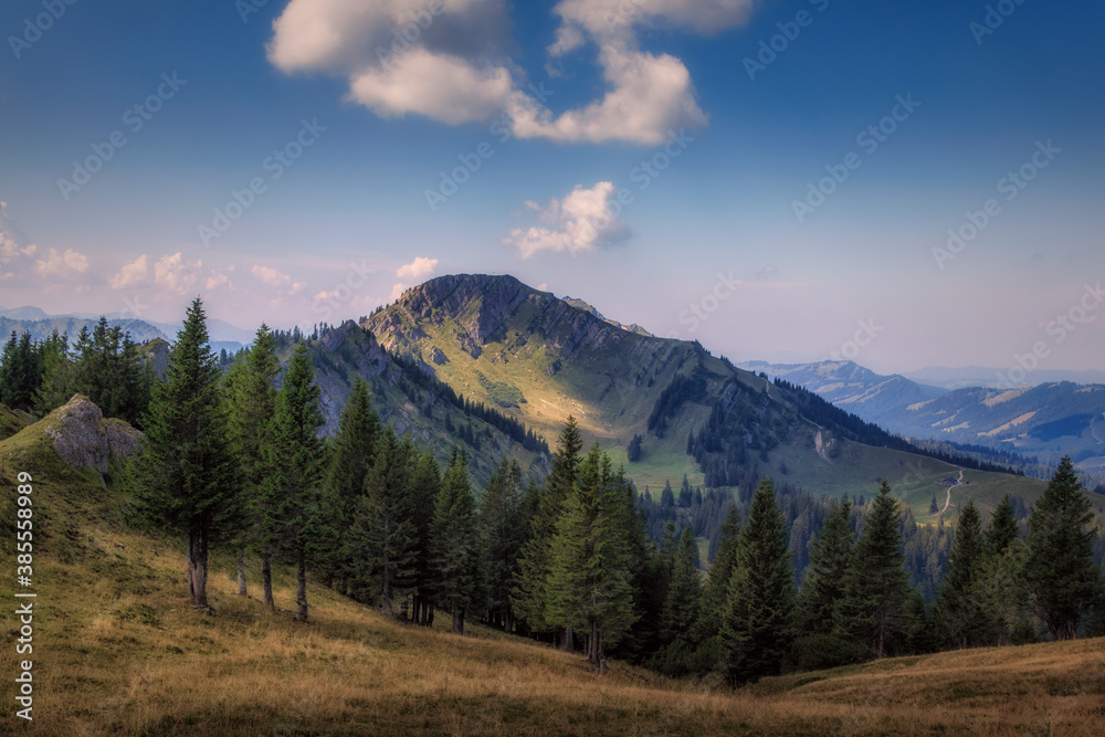 Blick vom Steineberg zum Berggipfel Stuiben auf der Nagelfluhkette in den Allgäuer Alpen