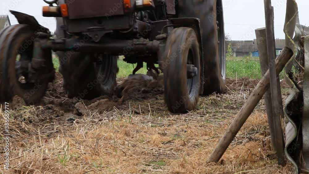 tractor, field, harvesting, harvest, agricultural, agriculture, arable, brown, combine, country, countryside, courtyard, crop, cultivation, cultivator, earth, equipment, farm, farmer, farming, farmlan tractor, field, harvesting, harvest, agricultural, agriculture, arable, brown, combine, country, countryside, courtyard, crop, cultivation, cultivator, earth, equipment, farm, farmer, farming, farmlan