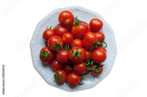 weißer Teller mit frischen Tomaten