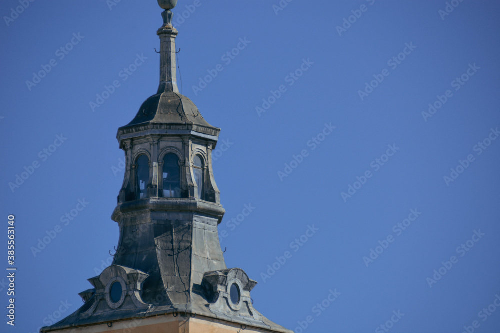 Detalle de campanario de iglesia neoclásica con cielo azu