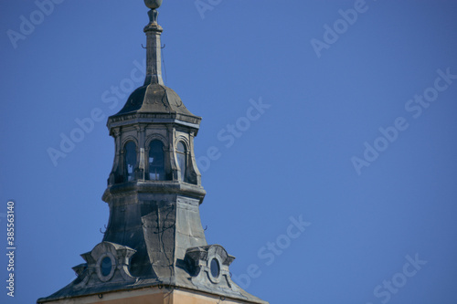 Detalle de campanario de iglesia neoclásica con cielo azu