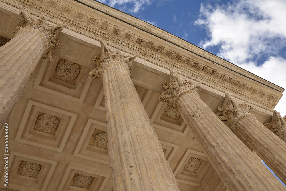 Obraz premium Portique de la Maison Carrée à Nîmes, France