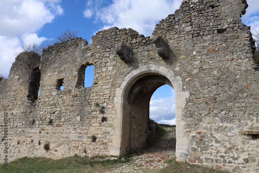 Vestiges du vieux village médiéval de Allan situé sur la colline, ville de Allan, département de la Drôme, France