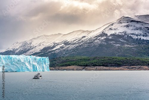 Barco navegando por el Lago Argentino rumbo al Glaciar Perito Moreno