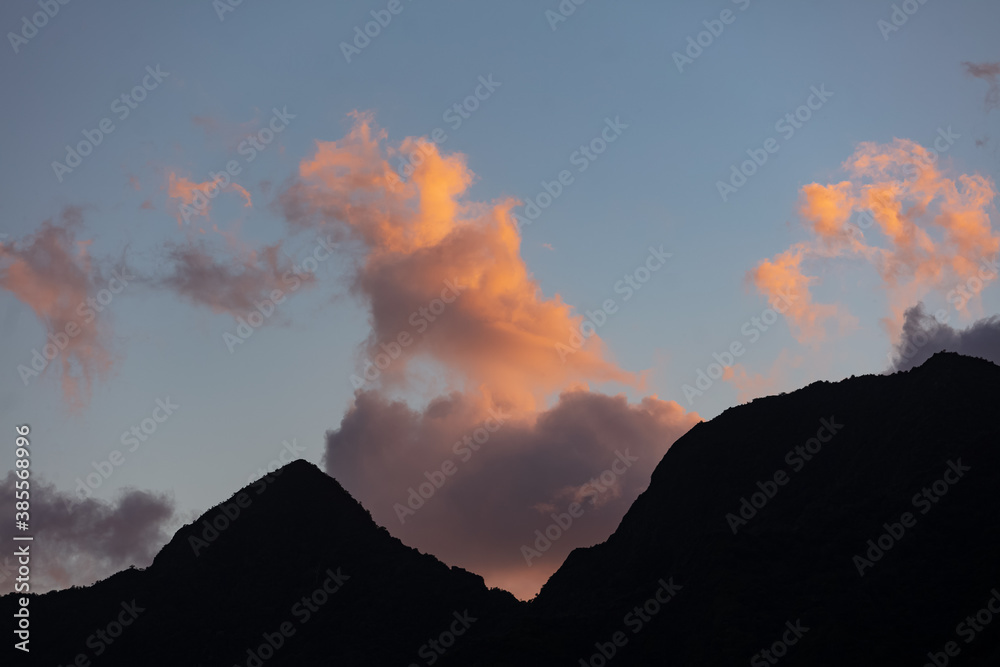 coucher de soleil derrière la montagne