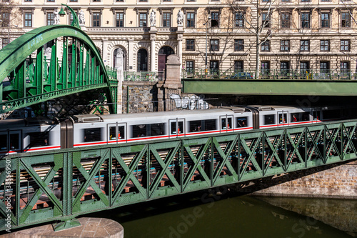 U-Bahn der U4 überquert den Wienfluss in Wien photo