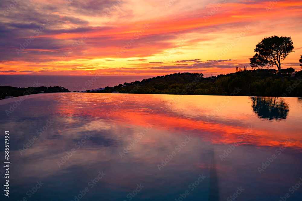 Coucher de soleil au bord de la piscine à débordement Coucher de soleil au bord de la piscine à débordement