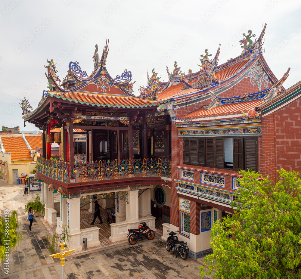 Naklejka premium Penang taoist temple art and architecture. God and dragon statues and paintings. Malaysia