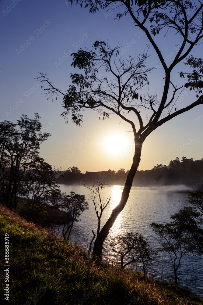 Paisagem de represa no pôr do sol, final de tarde, com ar bucólico e tranquilo. Paisagem de represa no pôr do sol, final de tarde, com ar bucólico e tranquilo.