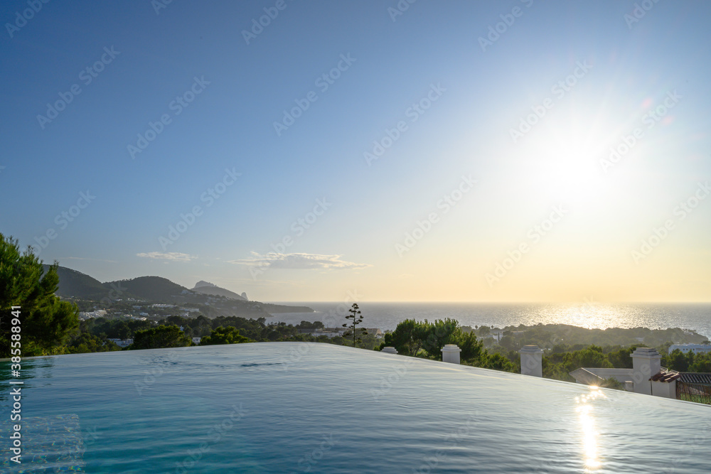 Fototapeta premium paysage avec piscine à débordement