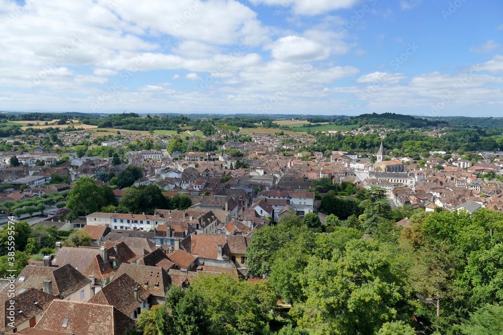 Vue panoramique sur la ville d’Orthez depuis la tour Moncade