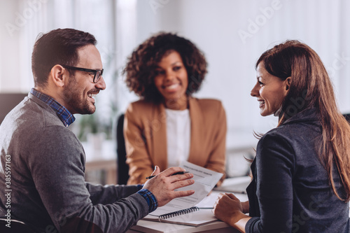 Canvastavla Happy couple sigining real estate sales contract